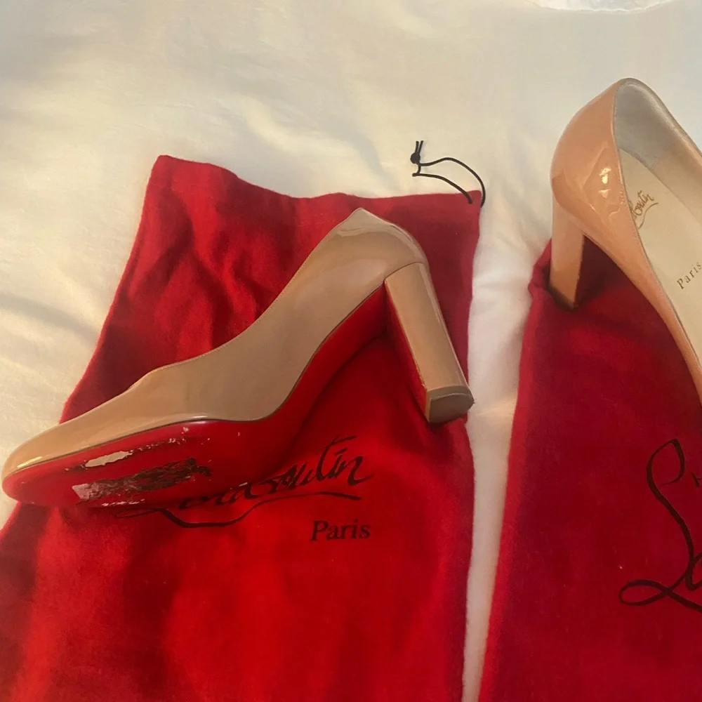 Christian Louboutin: Patent Nude Round Toe Heels. Size 39 1/2 (81/2). - Picture 5 of 5